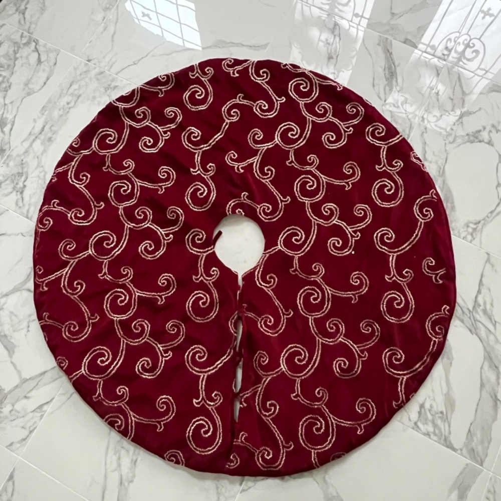Gorgeous Chestnut Lane Plush Reversible Tree Skirt